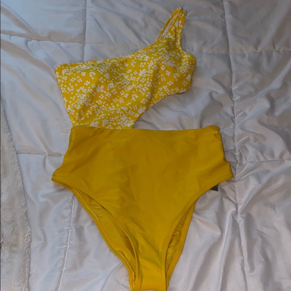 Brand New. Never worn. It does not fit.